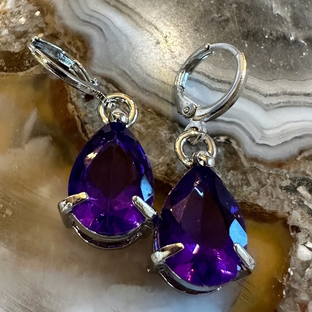 3036 Vibrant Amethyst Colored Drop Earrings
